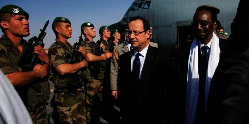 BESØK:  Frankrikes president François Hollande besøkte i helgen Mali. Frankrike har 4.000 soldater i landet. Sammen med den maliske hæren kjemper de mot islamistiske opprørere. Her går Hollande sammen den midlertidige maliske presidenten Dioncounda Traore.