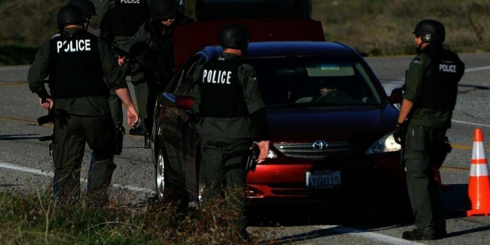 DØD: Politiet i USA har jaktet på den tidligere politimannen som er mistenkt for flere drap. Tirsdag ble det kraftig skyting mellom politiet og mannen. Han antas død etter at hytta han var i, brant ned.