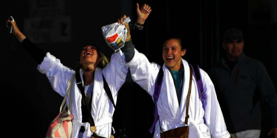 JUBLET: Kendall Jenkins (til venstre) og Brittany Ferguson (til høyre) jublet da de kom i land fra cruiseskipet Triumph.