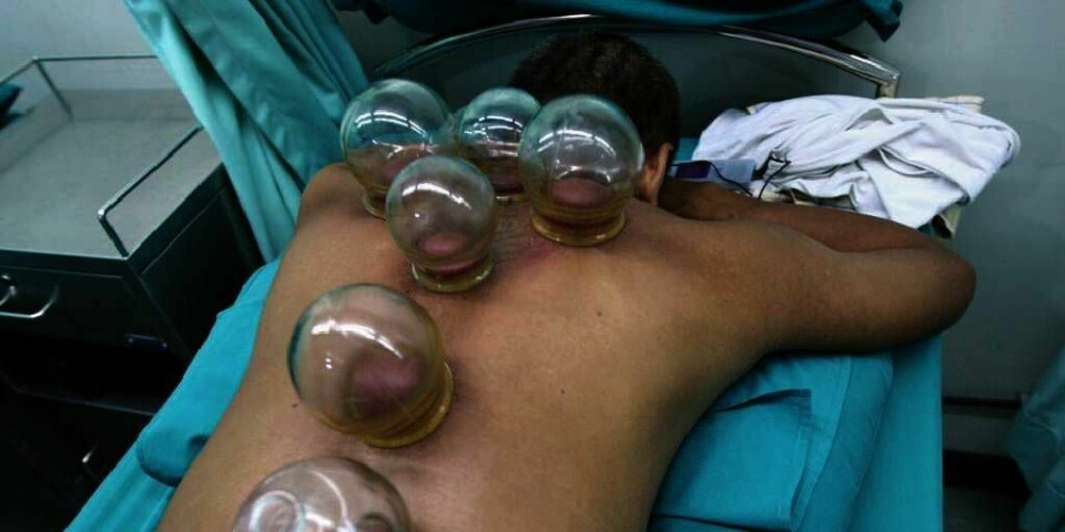 LØFTER: Enkelte som driver med alternativ behandling sier at de kan behandle sykdommer som kreft. De sier også at det sykehusene gjør, ikke virker. Det viser en undersøkelse fra Helsetilsynet og Forbrukerombudet.