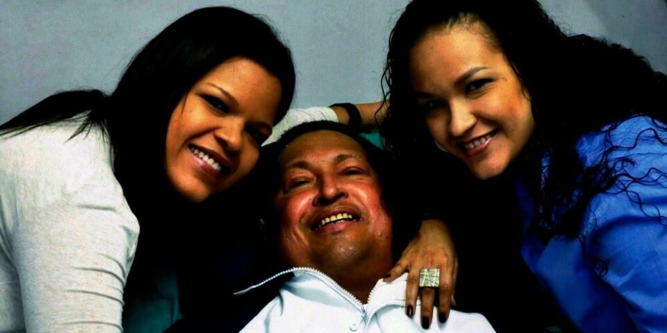 SYK: Venezuelas president Hugo Chávez er syk med kreft. Han ble operert for over to måneder siden på Cuba. Men presidenten har fremdeles problemer med pusten. Her er han på sykehuset i Havana sammen med de to døtrene sine.