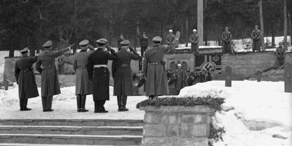 MINNESTED: Her legger nazistene ned en krans på minnestedet i Ekebergåsen i Oslo. Stedet skal nå pusses opp. Flere mennesker protesterer på det.