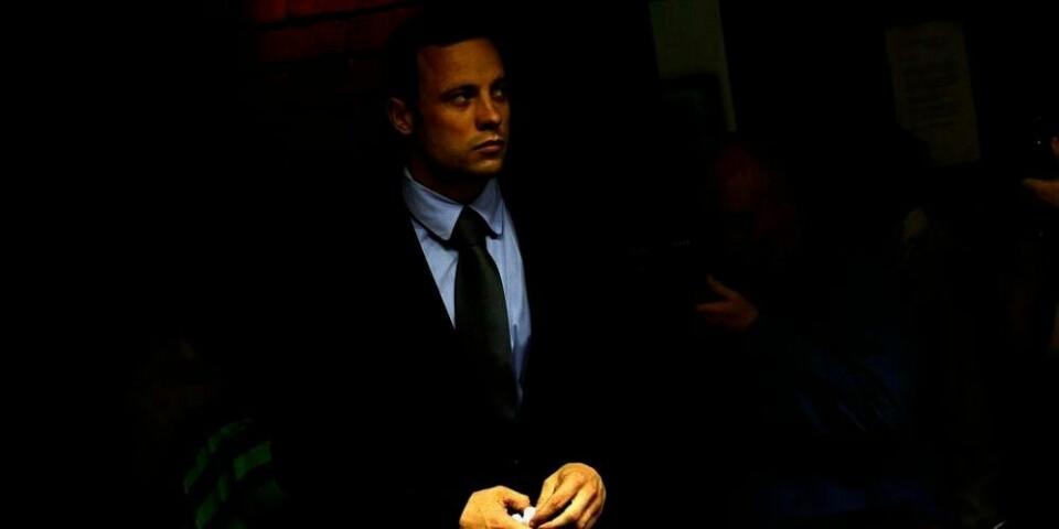 SIKTET: Løperen Oscar Pistorius er siktet for å ha drept kjæresten sin. Fredag bestemte domstolen i Sør-Afrika at han får slippe å sitte i varetekt hos politiet. Mot betaling får han være fri mens saken etterforskes.