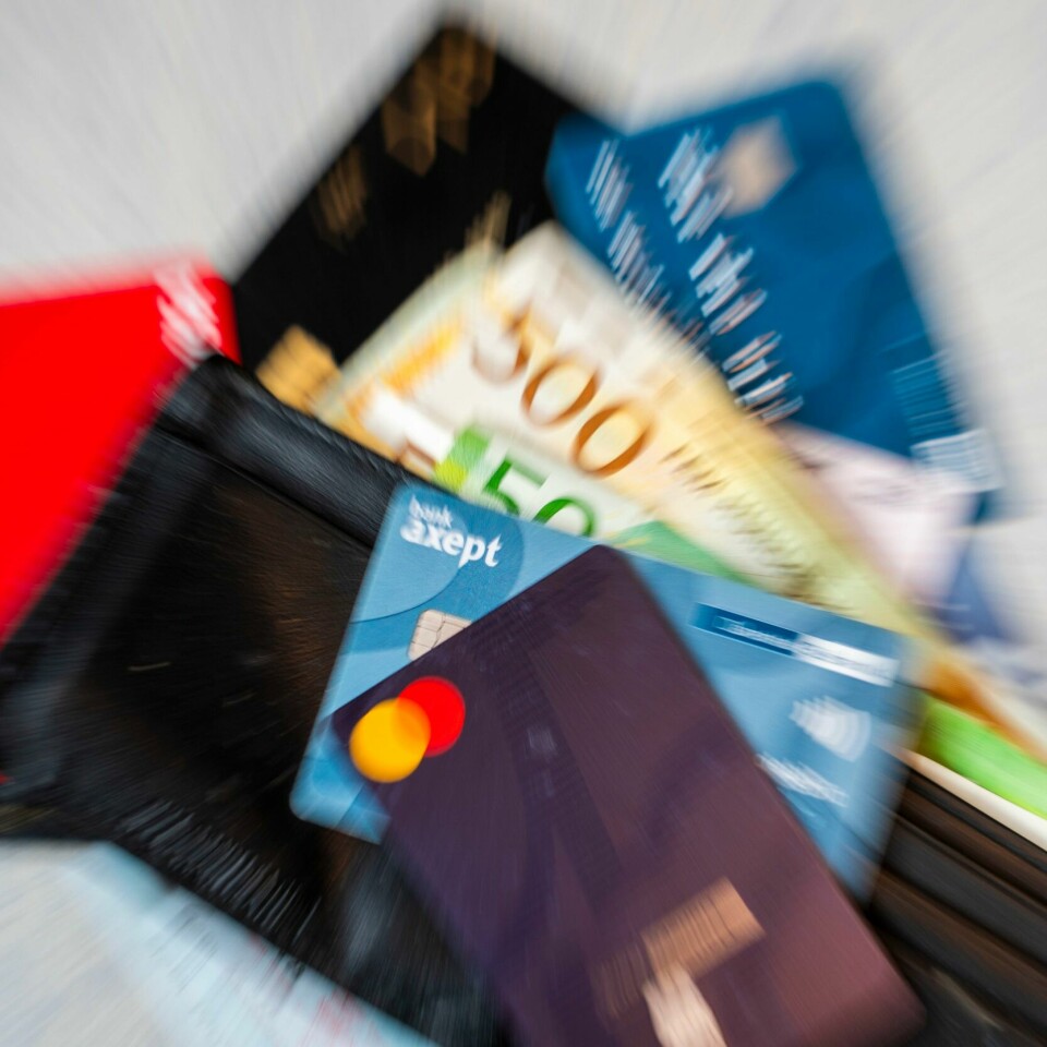 BOSTØTTE: 25 000 husstander mistet bostøtte i vår. Mange av dem er uføre. Bilde av lommebok med penger og kort. Foto: Gorm Kallestad / NTB