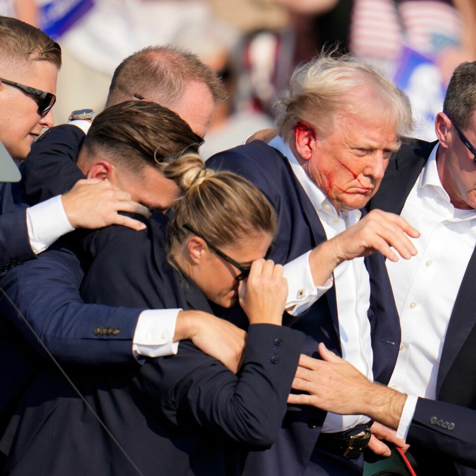 USA: Donald Trump blir hjulpet av scenen av agenter fra Secret Service etter angrepet. Tidligere president Donald Trump ble skutt i øret under et valgkampmøte i Pennsylvania lørdag. Her blir han beskyttet av Secret Service, som fører ham i sikkerhet.