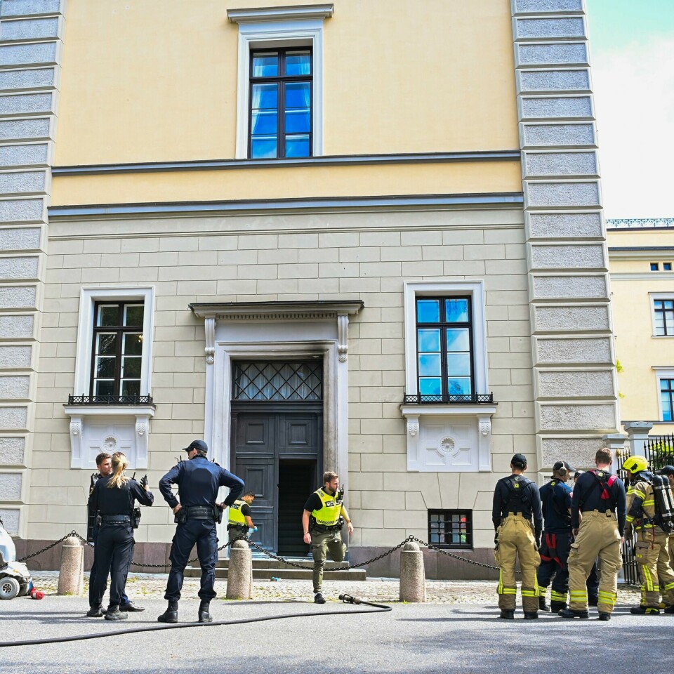 SLOTTET: Mannen kastet brannbomber mot denne døren på Slottet. Bildet viser politi og brannvesen utenfor Slottet. Foto: Annika Byrde / NTB