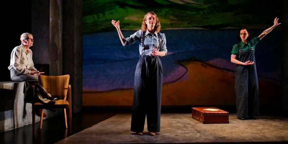 VENNER: Marit Østbye (til venstre) spiller den eldre Gunvor. Silje Storstein (i midten) er den yngre Gunvor. Janne Heltberg (til høyre) spiller Ruth Maier.