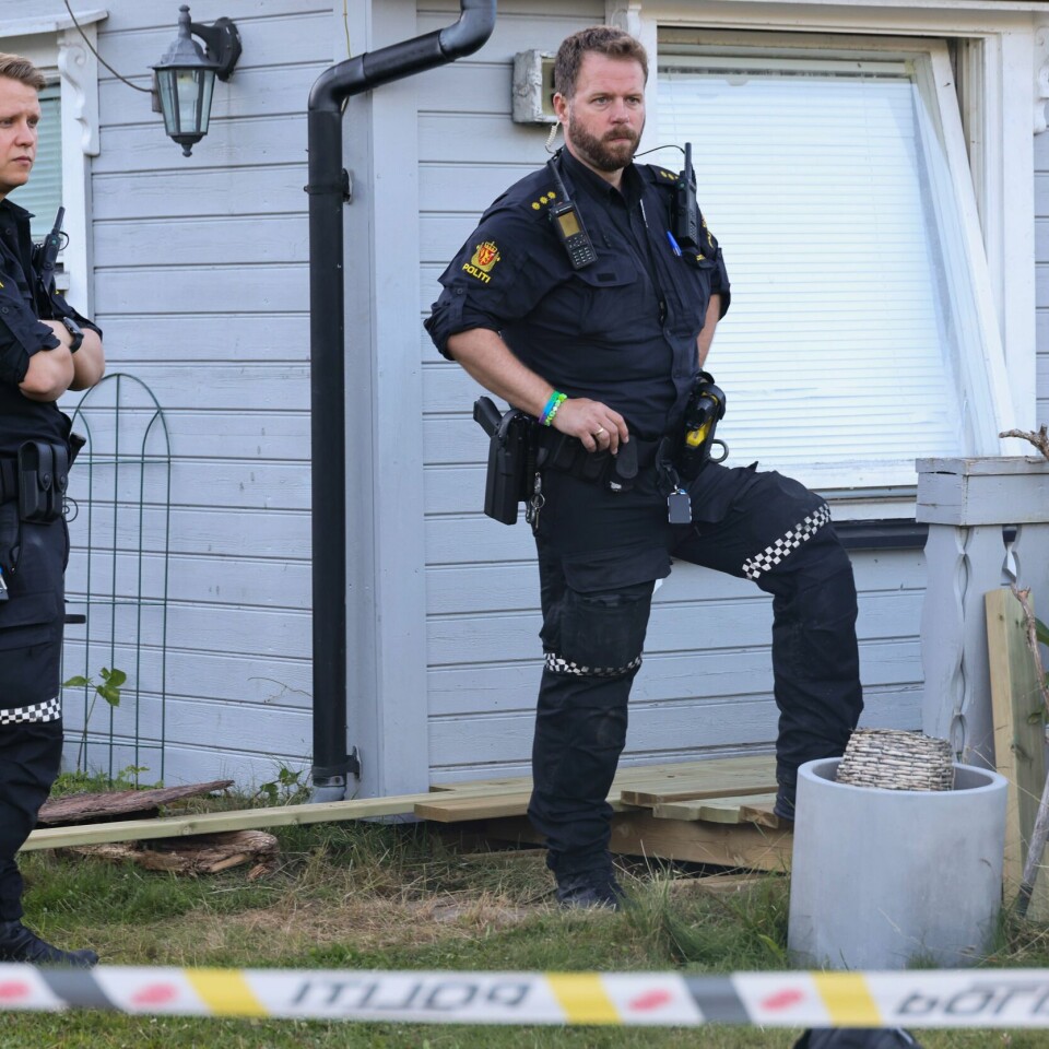 DRAP: Politiet jobber på stedet ved Stora Lee Camping. Politiet jobber på åstedet på Stora Lee Camping i Østfold etter knivstikkingen tirsdag kveld. En kvinne døde av skadene, og gjerningspersonen er pågrepet.Foto: Geir Olsen / NTB