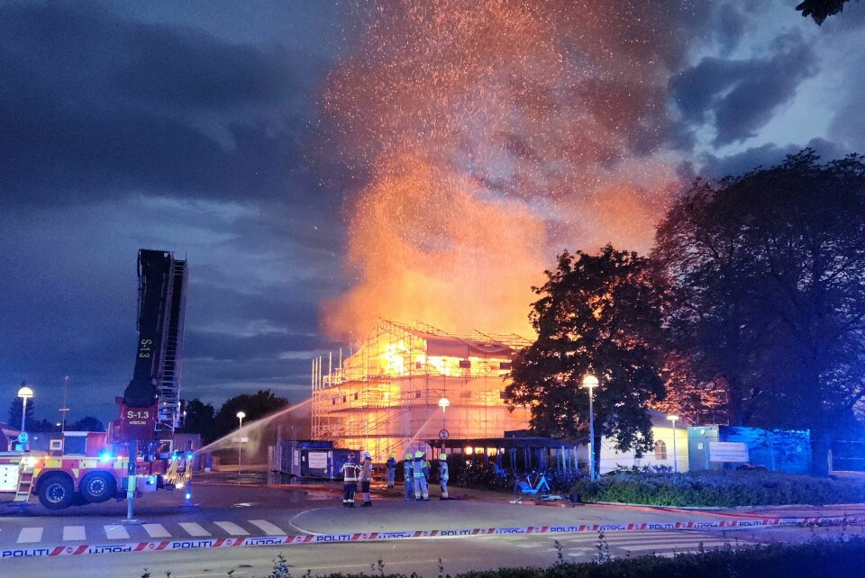 BRANN: Natt til mandag var det brann i Stjørdal stasjon. Hele bygget brant ned. Bilde av Stjørdal stasjon som brenner. Foto: Joakim Halvorsen / NTB
