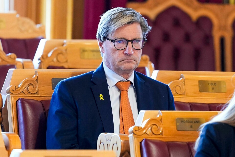 POLITIKK: Christian Tybring-Gjedde har sittet på Stortinget siden 2005. Nå er han kastet ut av Frp. Christian Tybring-Gjedde er kastet ut av Frp. På bildet sitter han på Stortinget.