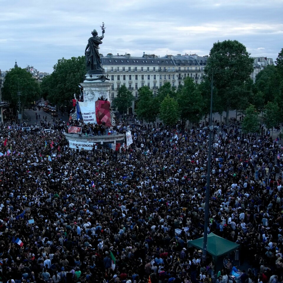 FRANKRIKE: Folk samlet seg i Paris i Frankrike søndag. Mange feiret at Ny folkefront får flest plasser i nasjonalforsamlingen. Bildet viser en stor folkemengde i Paris. Foto: Christophe Ena / AP / NTB