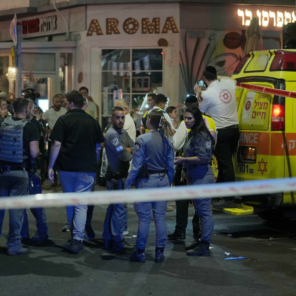 ISRAEL: Politi og ambulansepersonell på plass ved åstedet i Tel Aviv natt til fredag. Bildet viser politi og ambulansepersonell på plass ved åstedet i Tel Aviv natt til fredag.