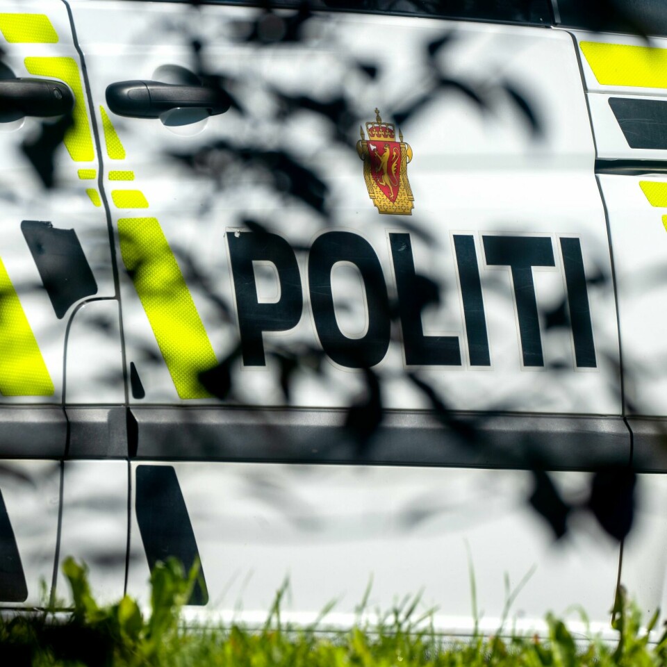 SIGDAL: En person er død etter en ulykke i Sigdal kommune, melder politiet. Bildet viser politiets logo på en politibil. Foto: Gorm Kallestad / NTB
