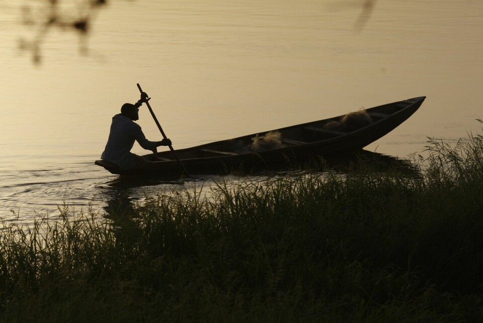 FLOM: Kraftig regn har ført til store oversvømmelser. Her et tidligere bilde av en fisker på Niger-elven i Niamey. Niamey er hovedstaden i landet. Den skal ikke være rammet av flommen. Bilde av fisker på Niger-elva. Foto: AP Photo