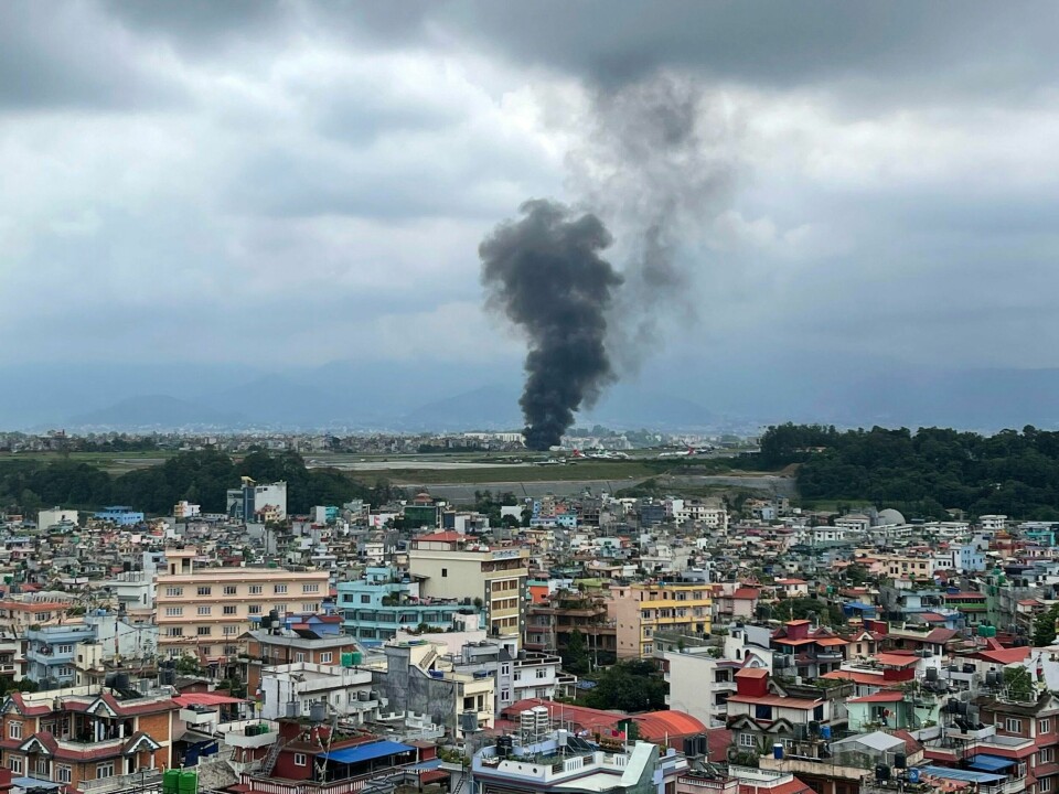 ULYKKE: Røyk stiger opp fra Tribhuvan-flyplassen i Katmandu etter at et fly skled av rullebanen. Flyet krasjet mens det forsøkte å ta av. Bildet viser at røyk stiger opp fra Tribhuvan-flyplassen i Katmandu etter at et fly skled av rullebanen og krasjet mens det forsøkte å ta av.