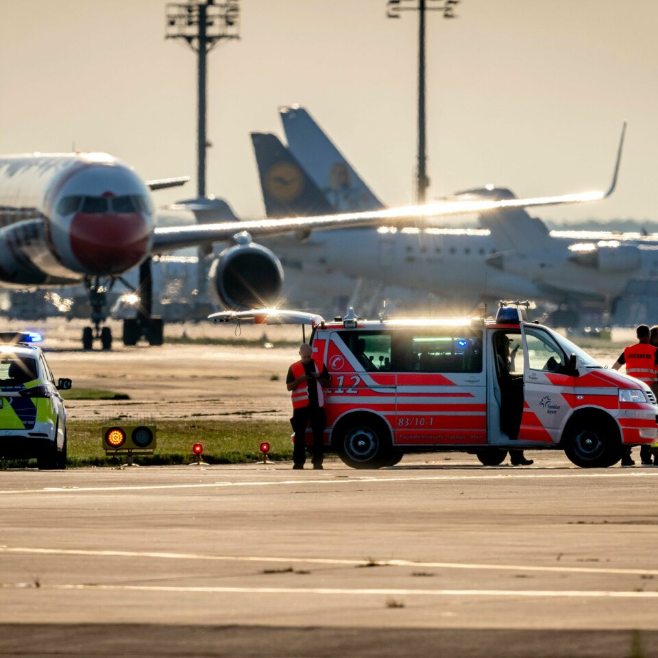 TYSKLAND: En rekke nødetater rykket ut for å fjerne klimaaktivistene fra rullebanen på Frankfurt flyplass torsdag morgen. En rekke politibiler rykket ut for å fjerne klimaaktivistene fra rullebanen på Frankfurt flyplass torsdag morgen. Bildet viser politiet på flyplassen.