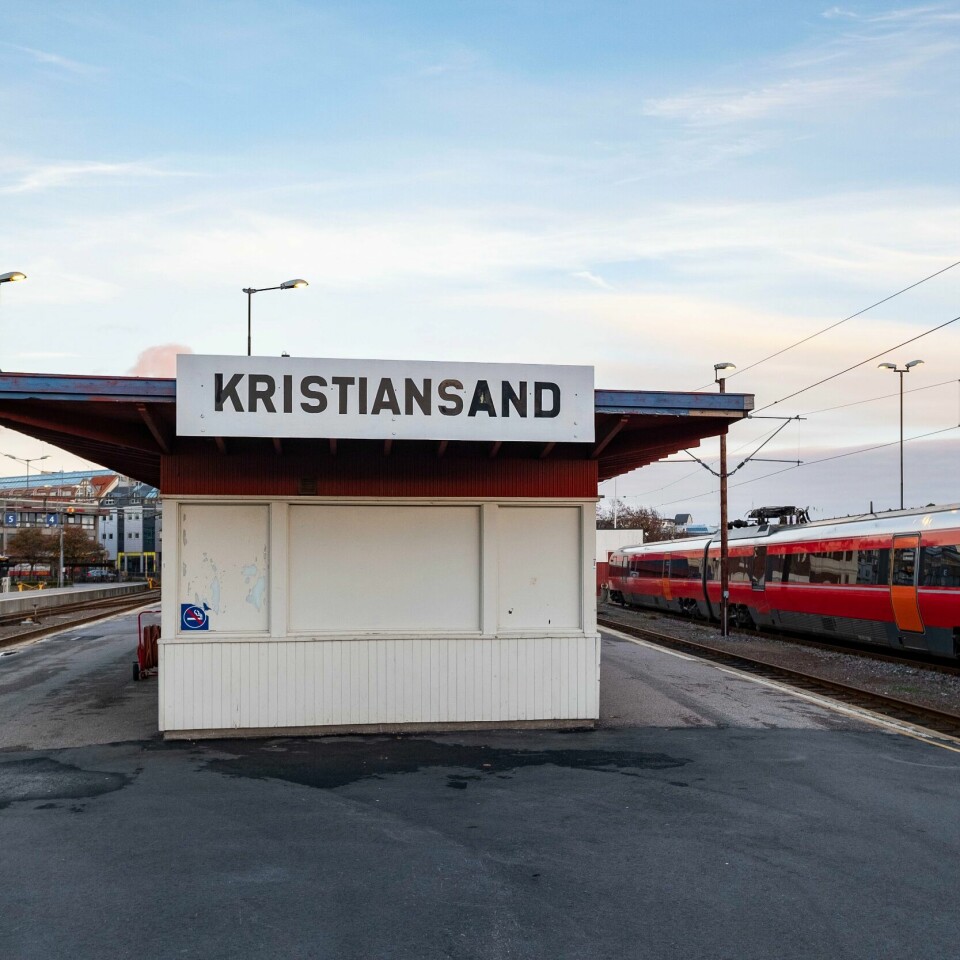 SØRLANDSBANEN: Togene bør få stoppe flere steder. Bane Nor sier nei. Bilde av Kristiansand stasjon. Foto: NTB