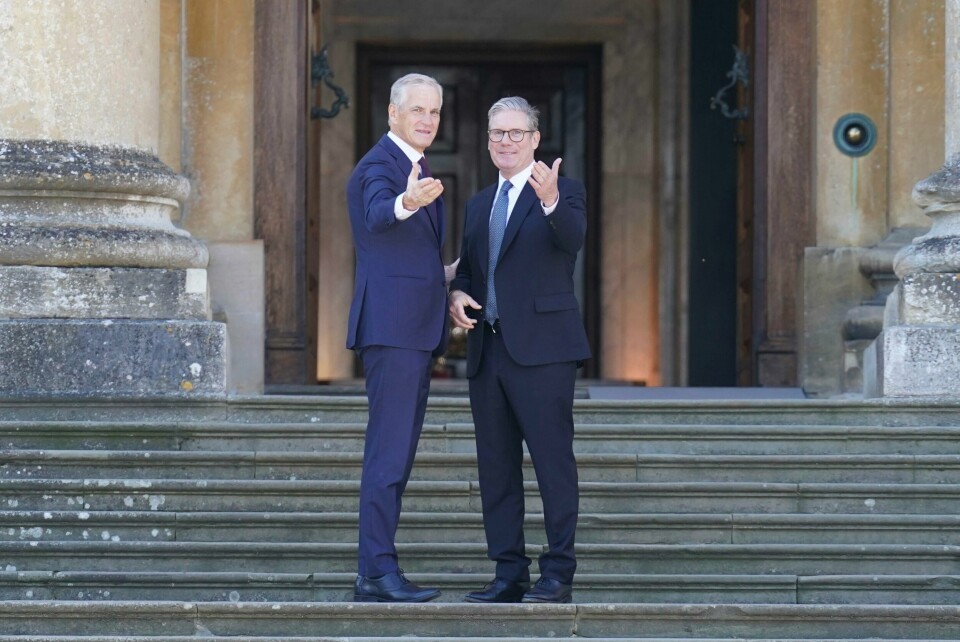 VIL KNYTTE BÅND: Jonas Gahr Støre blir tatt imot av den nye britiske statsministeren. Bilde av statsministre Jonas Gahr Støre og Keir Starmer. Foto: AP Photo