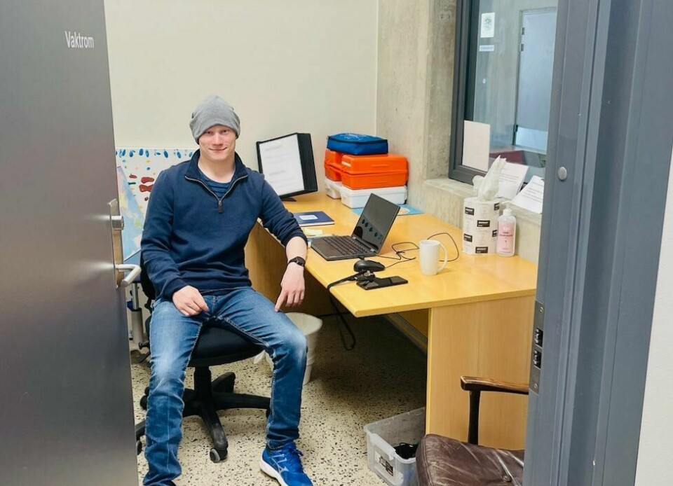 BER SAMFUNNET SKJERPE SEG: – Med én gang du forteller at du har en funksjonsnedsettelse på jobbintervjuet, så blir arbeidsgiver i tvil, mener Adam Berge. Bildet viser Adam Berge som sitter på et kontor.