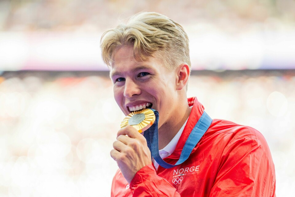 OL 2024: Markus Rooth vant gull i tikamp lørdag. Markus Rooth med gullmedaljen han fikk under seiersseremonien i tikamp på Stade de France søndag. Foto: Fredrik Varfjell / NTB