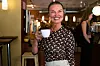 Bildet viser daglig leder Elisabeth Toth ved Evita Espressobar. Hun har en kaffekopp i hånda.