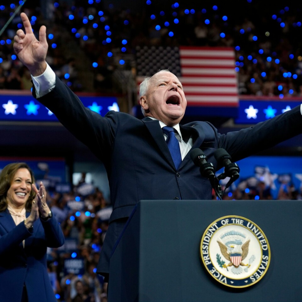 VALGT: Tim Walz er Kamala Harris sin høyrehånd under valgkampen. Tim Walz sa i talen sin at han er klar til å møte J.D. Vance til debatt. Foto: Matt Rourke / AP / NTB