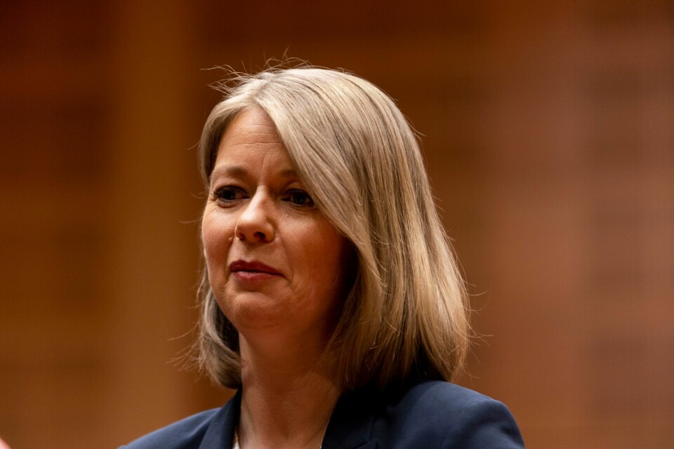 INGEN ENDRING: Det blir ingen endring i styringsrenta enda. Det sier Ida Wolden Bache. Hun er sjef i Norges Bank. Sentralbanksjef Ida Wolden Bache har antydet at rentekuttet kommer først i mars neste år. Men junitallene viser at prisstigningen har gått ned mer enn Norges Bank har forventet. Foto: Frederik Ringnes / NTB