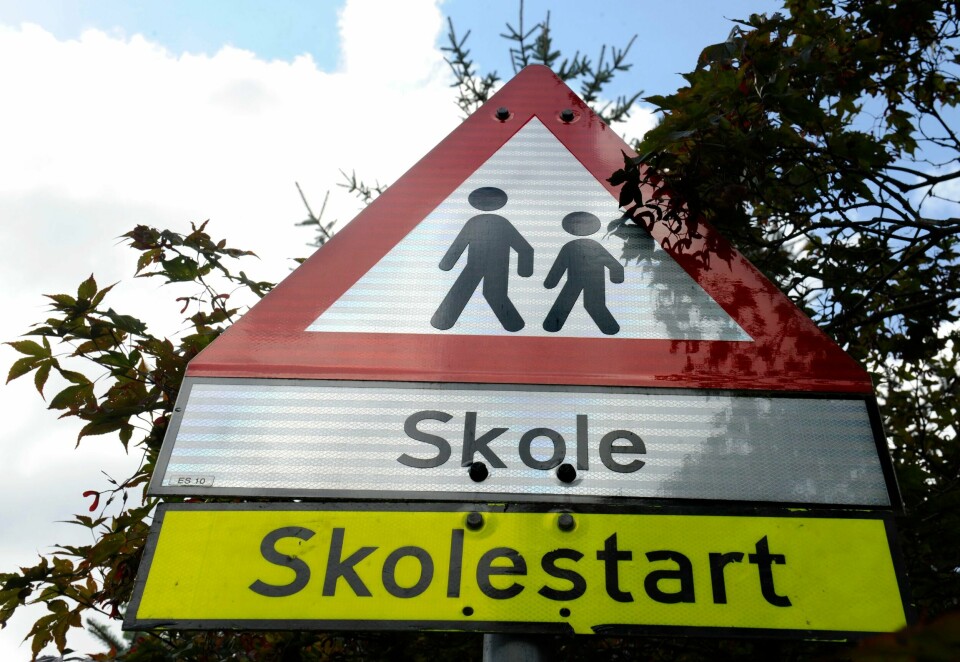SKOLESTART: Over 600 000 elever i grunnskolen skal ut i trafikken de neste dagene. Bildet viser et skilt som viser skolevei. Illustrasjonsfoto: Terje Pedersen / NTB