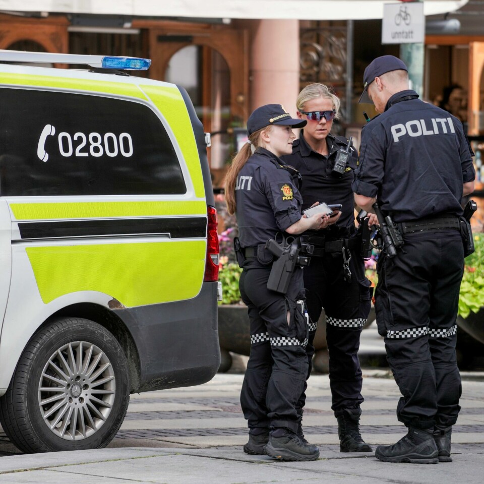 OSLO: Tenåringene som ranet en 15 år gammel gutt, er også siktet for angrepet mot to menn på Tjuvholmen natt til lørdag. Bildet viser politi på Karl Johan etter en 15 år gammel gutt ble ranet 30 juli. Foto: Emilie Holtet / NTB / NPK