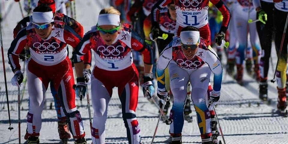 HVEM VINNER?: Fra venstre går Marit Bjørgen, Therese Johaug og Charlotte Kalla. Her går de 15 kilometer med skibytte. Lørdag skal de gå tremila.