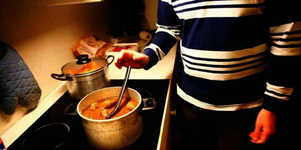 BIDRAR:Norske menn gjør mest husarbeid sammenlignet med menn i mange andre land. Denne mannen lager middag.