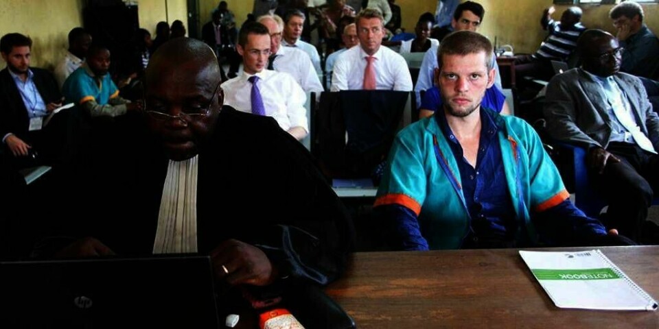 DROPPER: Norske Joshua French dropper å anke dommen på livstid i fengsel i Kongo. Årsaken er at han sliter med en psykisk lidelse og uansett ikke tror en anke vil endre dommen. Til venstre er hans forsvarer Marie André Mwila.