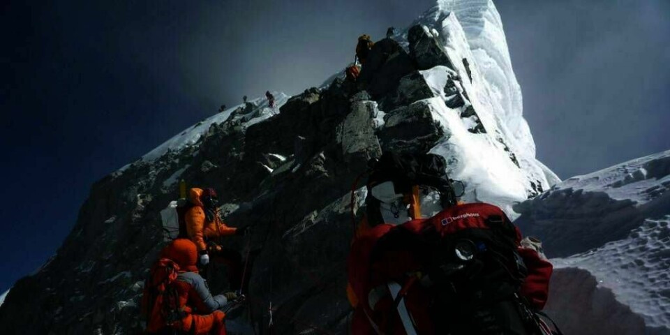 POPULÆRT REISEMÅL: Flere hundre klatrere bestiger Mount Everest hvert år. De legger igjen mye søppel. Nå vil myndighetene i Nepal be turistene om å rydde opp.