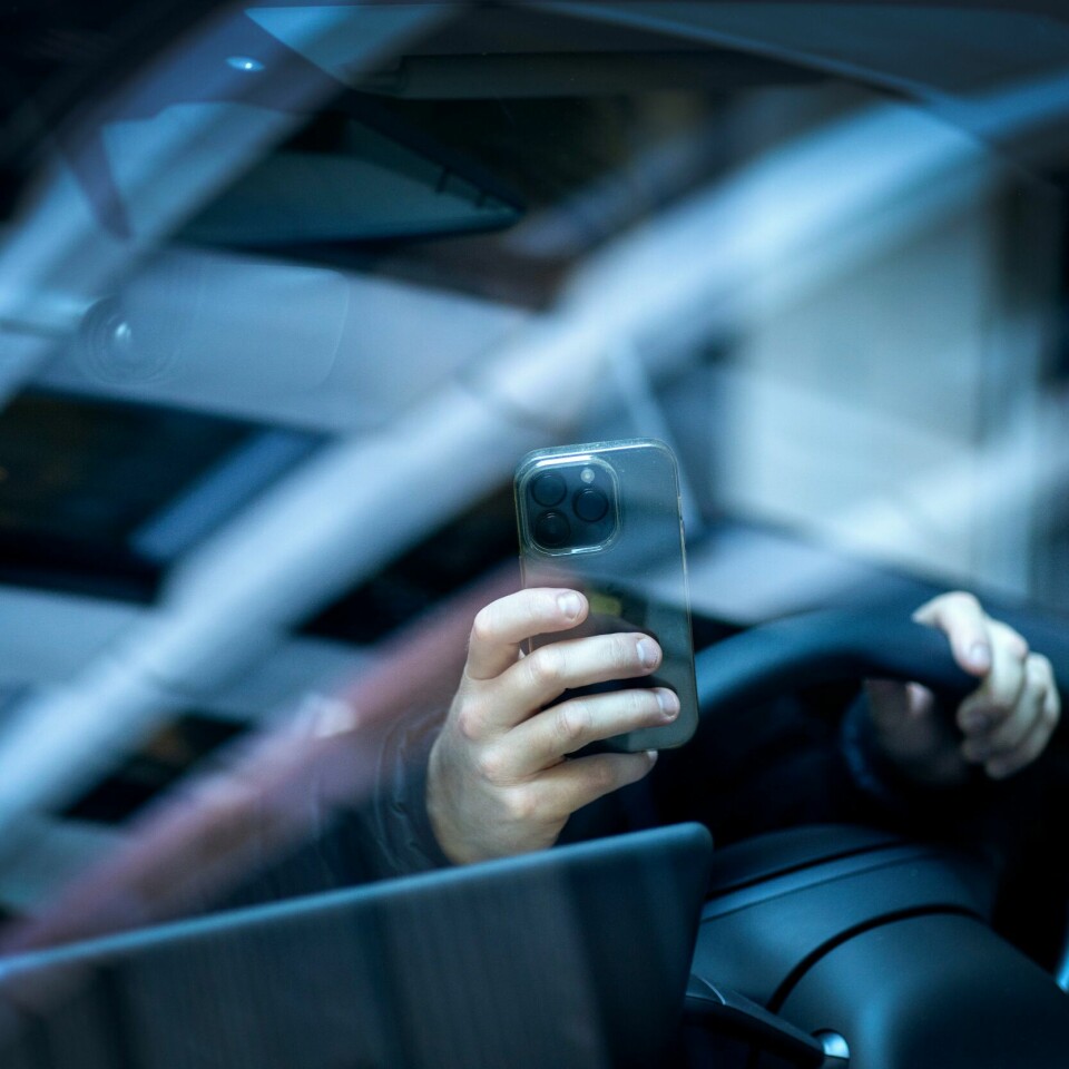 ULOVLIG: Det er ulovlig å bruke mobilen mens du kjører. Likevel sier mange ungdommer at de ikke klarer å la være. Frå 1. februar vil det bli endå dyrare å bruke mobilen på ulovleg måte i bilen. Foto: Gorm Kallestad / NTB / NPK
