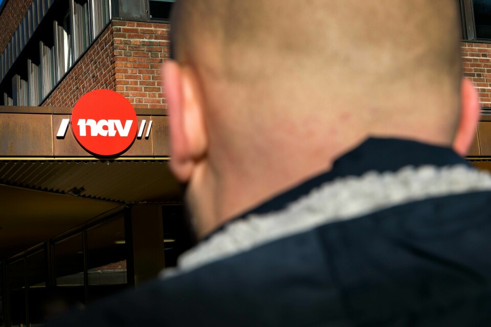 SYKEPENGER FRA NAV: Behandling av saker om sykepenger kan ta inntil åtte uker hos Nav. – Vi beklager, sier de. Bildet viser en mann utenfor et Nav-kontor. Foto: Gorm Kallestad / NTB