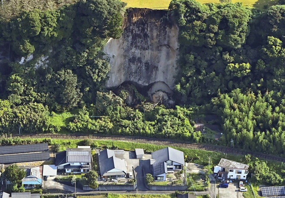 TORSDAG: Japan opplevde et kraftig jordskjelv torsdag. Det utløste et jordskred i regionen Kagoshima. Bildet viser et jordskred i regionen Kagoshima i Japan. Det ble utløst av et jordskjelv. Foto: Kyodo News / AP / NTB