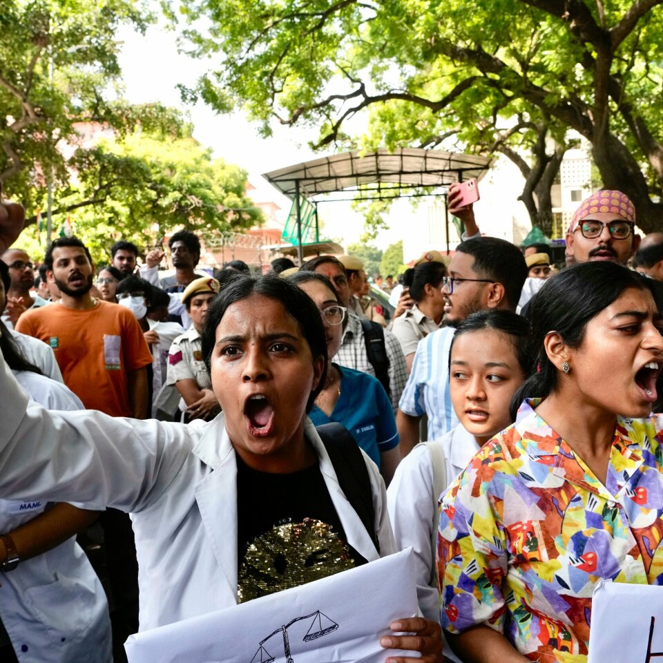 INDIA: Voldtekten og drapet på en kvinnelig lege startet store protester i India. Lørdag streiket 1 million leger og helsepersonell i landet. Bildet viser kvinner som demonstrerer. Voldtekten og drapet på en kvinnelig lege startet store protester i India. Lørdag streiker 1 million leger og helsepersonell i landet.