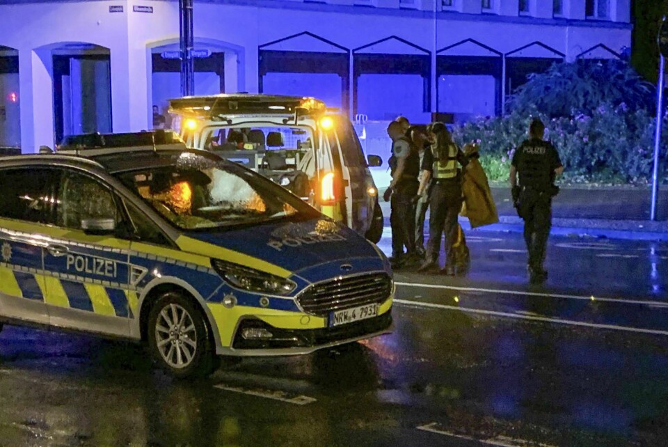 ANGREP: En mann er pågrepet etter knivangrepet i Solingen. Bildet viser ifølge nyhetsbyrået DPA at politiet pågriper mannen. En mann er pågrepet etter knivangrepet i Solingen. Bildet viser ifølge nyhetsbyrået DPA at mannen pågripes av politiet.