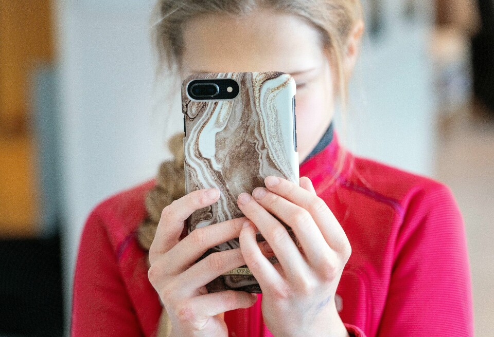 SKADELIG: – Det å se vold og slåssing kan være skadelig for barn og unge. Det sier Mari Velsand i Medietilsynet. Bildet viser en ung person som ser på en smarttelefon. Foto: Gorm Kallestad / NTB / NPK
