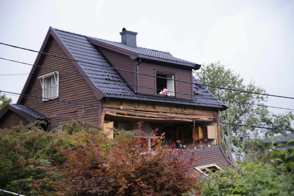 EKSPLOSJON: Huset fikk store skader etter eksplosjonen onsdag morgen. To personer er kjørt til sykehus. Bolighuset i Bamble er totalskadd etter eksplosjonen onsdag morgen. To personer er kjørt til sykehus. Foto: Atle Storemyr / NTB