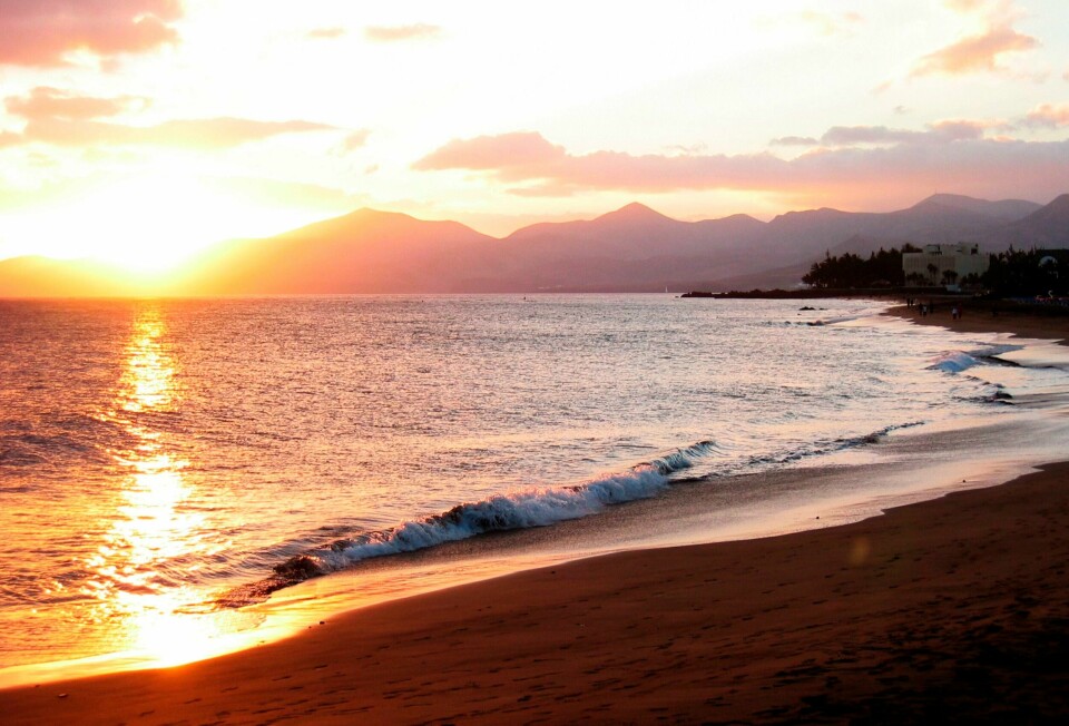 REISE: Nordmenn prioriterer fortsatt å reise til utlandet, selv om varer og tjenester er blitt dyrere. Jo lenger øst feriemålet ligger, jo mindre er salget etter at Russland invaderte Ukraina. Dette bildet er tatt på Lanzarote, og Spania er blant landene folk søker mer på. Foto: Lise Åserud / NTB