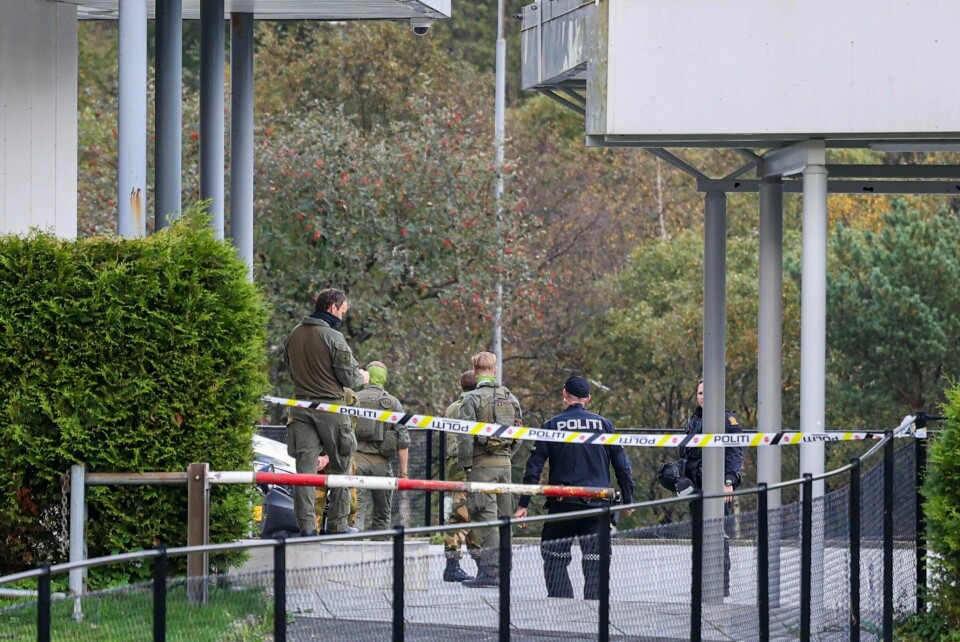 BERGEN: Bombegruppen var på plass ved inngangen til Nav-kontoret i Bergen. Bildet viser at bombegruppen var på plass ved inngangen til Nav-kontoret i Bergen.