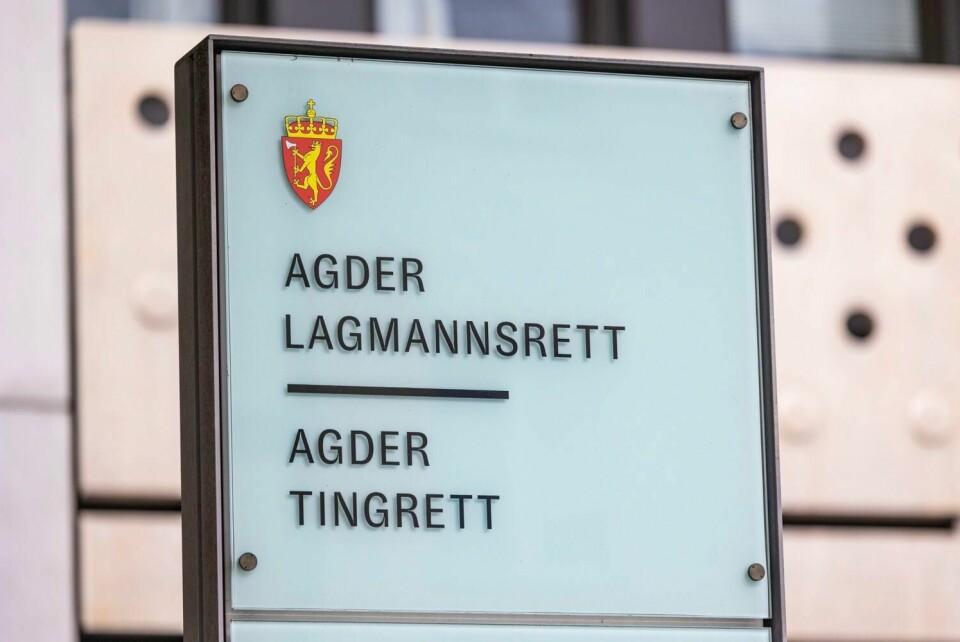 RASKERE STRAFF: Ungdom som bryter loven i Agder, skal få raskere straff. Bildet viser skiltet til Tinghuset i Kristiansand der Agder lagmannsrett og Agder tingrett holder til. Foto: Tor Erik Schrøder / NTB
