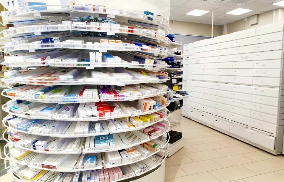 MEDISIN: Nordmenn kan kjøpe antibiotika på apotek, om de har fått resept fra legen. Paracetamol var det mest selde reseptfrie legemiddelet mot feber og smerte i fjor. Samtidig held sal av nasespray seg på eit høgt nivå. Illustrasjonsfoto: Gorm Kallestad / NTB / NPK