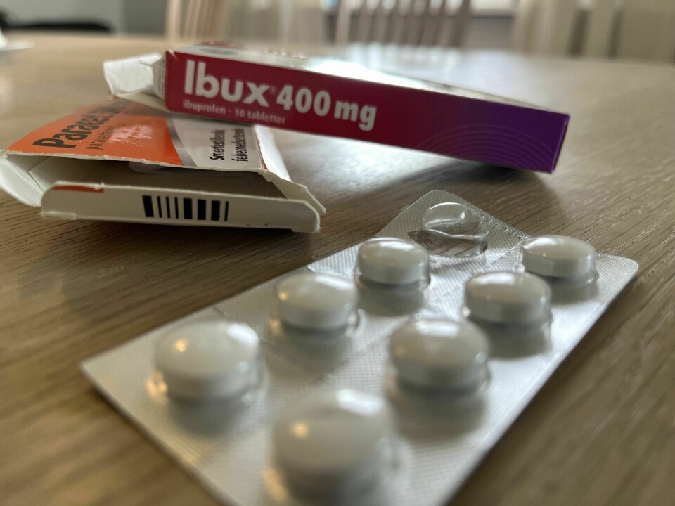 IBUX: Ibux selges reseptfritt i butikk. Men flere organisasjoner vil ha legemiddelet ut av butikkene. Bilde av smertestillende tabletter, paracetamol og ibuprofen. Foto: Berit B. Njarga