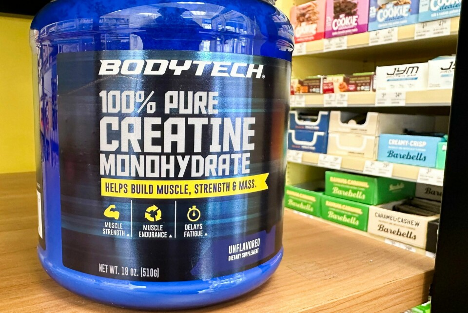 TRENING: Kreatintilskudd er blitt vanlig blant ungdom helt ned i 13-årsalderen. Det blir brukt for å bli sterkere og å bygge muskler. Bildet viser en boks med kreatintilskudd.