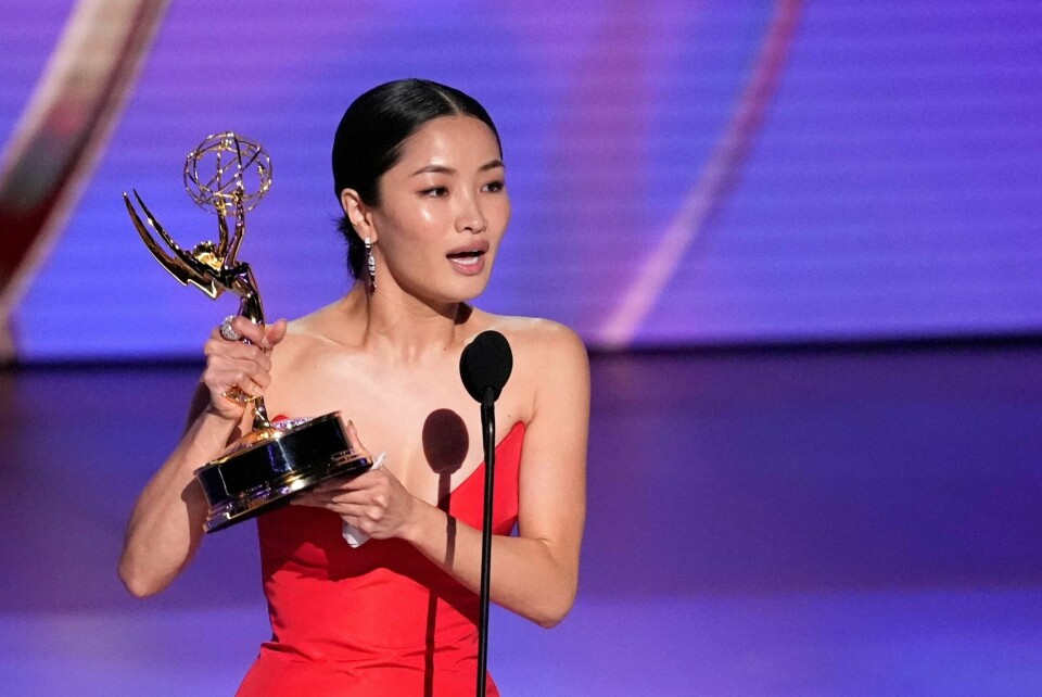TV-SERIE: Anna Sawai tok ble belønnet med pris for innsatsen i «Shogun». Anna Sawai tok ble belønnet med pris for innsatsen i «Shogun». Bildet viser at hun holder opp prisen.