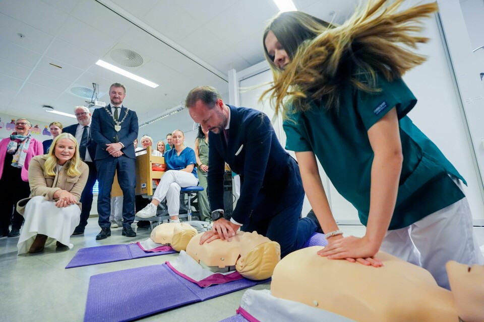 KONKURRANSE: Kronprins Haakon konkurrerte mot Marion Bye i hjerte-lungeredning. Kronprinsen vant. Kronprinsesse Mette-Marit fulgte med da kronprins Haakon og Marion Kolstad Bye konkurrerte i hjertelungeredning under besøket på Gauldal videregående skole i Midtre Gauldal. Foto: Lise Åserud / NTB