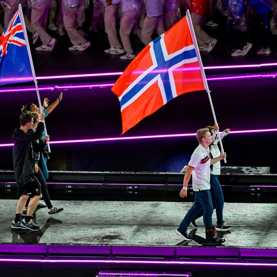PARIS: New Zealand og Norge ved avslutningsseremonien på Paralympics i Paris. Bildet viser Aida Dahlen og Vegard Sverd under avslutningsseremonien på Stade de France. Foto: Christine Olsson, TT / NTB