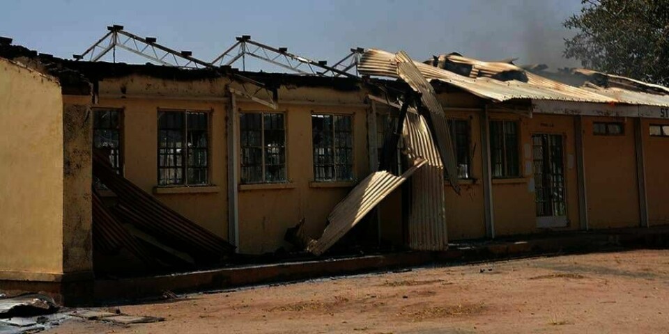 ANGREP: Opprørere angrep en skole i Nigeria tirsdag. Minst 59 barn ble drept. Angriperne satte fyr på skolen.